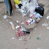 مخلفات طبية ملقاه بالشارع