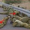صورة متداولة لجنود جيش الاحتلال الاسرائيلي والبلل يظهر على مؤخرات بعضهم