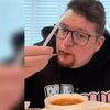 رجل يلجأ إلى حيلة غريبة لتناوله طعامه بسبب الوسواس القهري