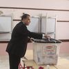 رئيس جامعة جنوب الوادي يدلي بصوته 