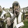 جنود الجيش اليهودي يصلون لإله متعطش للدماء ينتعش من رائحة القرابين