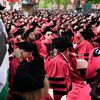 مجموعة من الطلاب يغادرون حفل تخرجهم بجامعة هارفارد ويهتفون "فلسطين حرة"