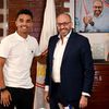 يوسف أوباما مع مسؤولي الزمالك