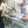 وكيل الصحة يجري خياطة جرح لطفل