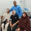 طبيب بقنا يجري عمليات مياه بيضاء بالمجان لمسنين من عزة