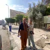 «أمك هي جيشك الوحيد»| روان طالبة ثانوية عامة تذهب للامتحان على «عكاز» لتعرضها لحـ..ـادث.. ووالدتها تساندها للجنة ببورسعيد