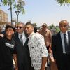 الأهالى يلتقطون صور السيلفى مع محافظ بنى سويف 