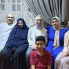 الطالبة تتوسط أسرتها