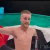 الملاكم يرفع علم فلسطين 