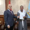 جانب من تسليم العقود 