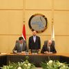 وزير الصناعة والنقل اثناء التوقيع