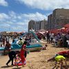 تزاحم المواطنين بشواطئ الإسكندرية