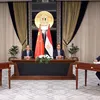 محافظ البنك المركزى اثناء التوقيع
