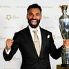 صلاح مع جائزة أفضل لاعب في الدوري الإنجليزي