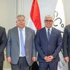وليد جمال الدين أثناء توقيع العقد