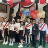 بالبلالين و الشوكولاته مديرة مدرسة تستقبل الطلاب فى أول يوم دراسة ببورسعيد 