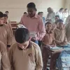 توزيع دعاية علي الطلاب 