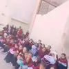 طلاب المدرسة بالفناء