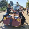 ميكانيكي ونجار يصنعان سيارة على شكل جيتار 
