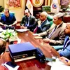 اثناء اجتماع رجل الاعمال بمحافظ قنا