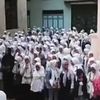 الطلاب بجنازة معلمهم