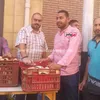 توزيع سندويتشات طعمية على زوار مسجد الشيخ إبراهيم الدسوقي 