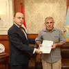 جانب من تسليم العقود للمواطنين 