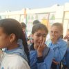 حزن طلاب وطالبات مدرسة لوفاة معلمهم