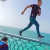 شاب يركض أعلى سور كوبري ستانلي
