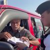 ضابط مرور يستوقف سائق ميكروباص