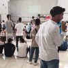 طلاب كلية زراعة يجلسون على الأرض 