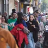 نساء بلا غطاء رأس يتحرّكن بثقة في قلب طهران