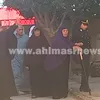 الشرطة النسائية تساعد كبار السن 