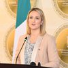 وزيرة الخارجية والدفاع الأيرلندية 