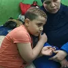 الطالب عصام مع والدتة