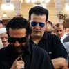 أحمد خليل أباظة خلف أحمد حلمي في جنازة والدته