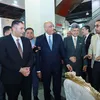 باسل رحمى اثناء افتتاح المعرض