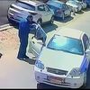طالب يقبل يد معلمه