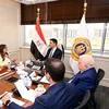 وزير الصناعة أثناء اللقاء