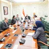 وزير العمل مع مسؤولين شركه جيد تكستايل 