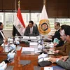 وزير الصناعة اثناء لقاءه مسؤولي شركة جوتن مصر للدهانات 
