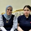 الطالبة آيتن ووالدتها 