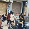انتظار أولياء الأمور أمام لجان الثانوية العامة