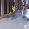عامل نظافة يكنس الشوارع 