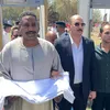 لحظة تقديم الكفن