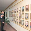 وزير الصناعه اثناء زيارة المطابع الاميرية