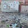 جانب من القمامة أمام باب المدرسة 