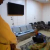 عامل نائم خلال جولة المحافظ