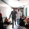 محافظ قنا خلال جولته داخل المستشفى 