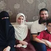 خديجة برفقة والديها وشقيقيها 